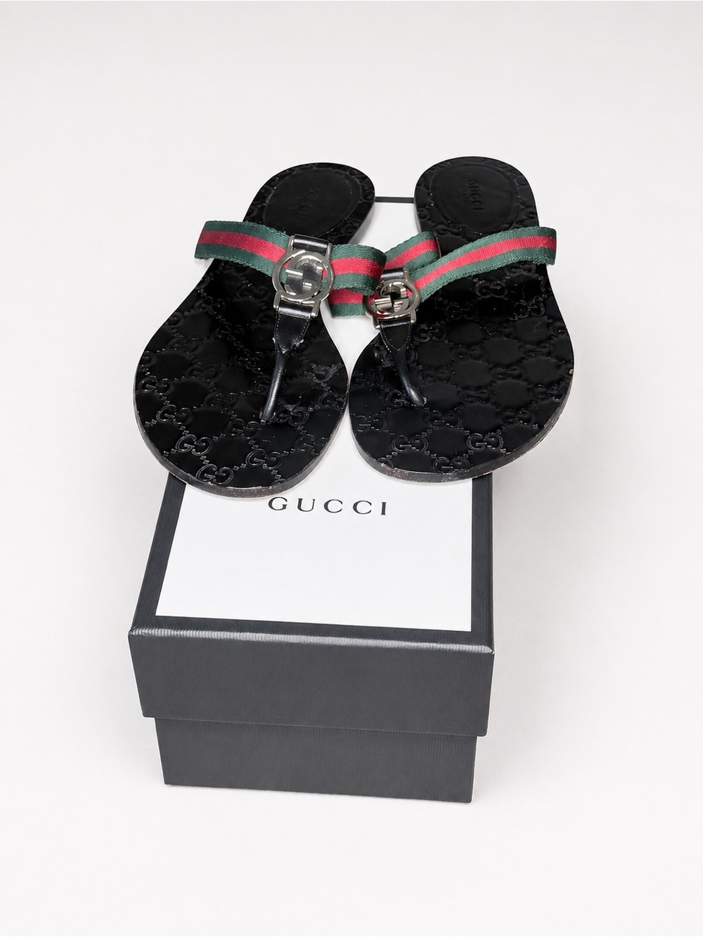 Gucci Black Logo-Embossed Thong Sandal Lifford size 39